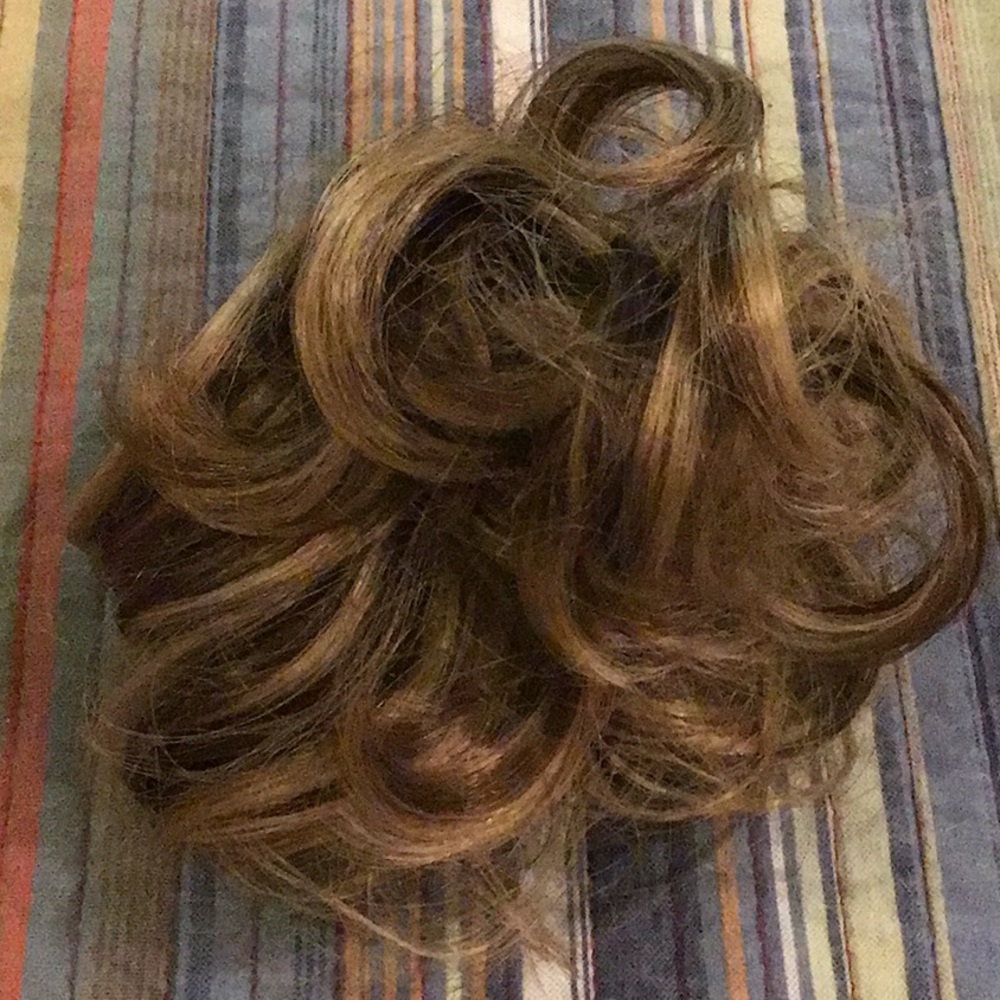 NWT Mixed Brown 6” Ponytail Synthetic Extension.